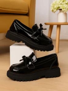 1 双黑色漆皮蝴蝶结一脚蹬儿童乐福鞋，橡胶软底加高，柔软 PU 衬里，优雅英伦风格中跟，适合 3-15 岁女孩，休闲、度假、学校、派对、户外穿着，2025 年新款春夏秋冬