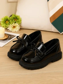 1 双黑色漆皮蝴蝶结一脚蹬儿童乐福鞋，橡胶软底加高，柔软 PU 衬里，优雅英伦风格中跟，适合 3-15 岁女孩，休闲、度假、学校、派对、户外穿着，2025 年新款春夏秋冬