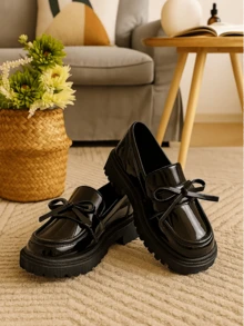 1 双黑色漆皮蝴蝶结一脚蹬儿童乐福鞋，橡胶软底加高，柔软 PU 衬里，优雅英伦风格中跟，适合 3-15 岁女孩，休闲、度假、学校、派对、户外穿着，2025 年新款春夏秋冬