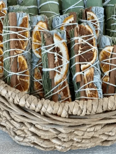 عود مرقط بالسج الأبيض والقرفة البرتقالية لتنظيف المساحات وإزالة الطاقة السلبية، يأتي مع إرشادات الاستخدام