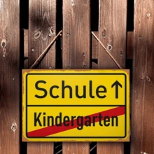 1 Peça Placa Direcional de Estrada Escolar Alemã - Decoração de Parede de Madeira Retrô para Casa e Exterior, Decoração Perfeita de Volta às Aulas ou Ideia de Presente para Pais de Alunos do Primeiro Ano, Decoração de Festa | Placa de Estilo Retrô | Decorações Escolares