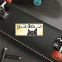 1 件“Curbs Fear Me”搞笑猫咪表情包贴纸，7 英寸防水耐用乙烯基汽车保险杠贴纸，适用于笔记本电脑、滑板、行李箱、摩托车车窗的美观贴花，适合新司机的创意搞笑礼物，可移除以适应任何光滑表面/美观汽车贴花，Z 世代幽默贴纸，/坏司机贴纸，/Curbs Fear Me 贴纸 - 彩色 - 查看 11