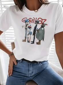 Camiseta urbana para mujer con un estampado único de banda de dibujos animados. Moderna camiseta gráfica, cómoda mezcla de algodón, top informal de verano, diseño urbano de moda para mujer. Talla extragrande. - Blanco - Ver 1