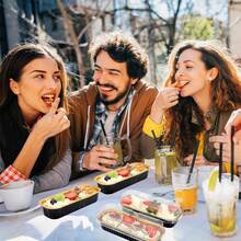 60 moldes para tarta de hornear desechables con tapa+cuchara. Nuestros mini moldes para tartas están hechos de papel de aluminio de calidad alimentaria, que puede mantener su forma tanto a temperaturas frías como calientes  para su uso en vaporeras, hornos, frigoríficos y freidoras de aire.Nuestros mini moldes para hornear pan se pueden utilizar para fiestas de cumpleaños, picnics al aire libre, barbacoas, bodas, etc. También es ideal para regalar a amigos o hacer pasteles para vender en panaderías. Se puede utilizar para tartas, creme brulee, gelatinas, leche al horno y otros postres. - Negro y dorado black gold - Ver 7