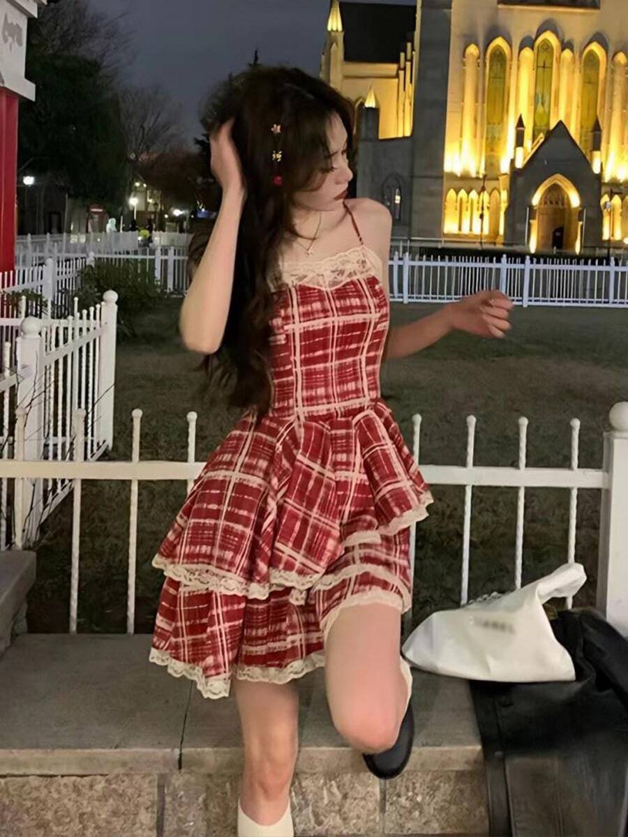 Un vestido corto de verano rojo, elegante y delicado, con diseño de encaje y volantes, que destaca por su estilo único. - Rojo - Ver 1