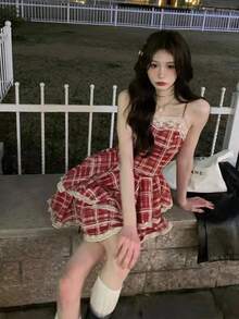 Un vestido corto de verano rojo, elegante y delicado, con diseño de encaje y volantes, que destaca por su estilo único. - Rojo - Ver 2