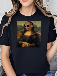 Camiseta de mujer con una parodia artística que presenta un retrato creativo de una mujer con gafas de sol y un estampado gráfico único. La tela es suave y cómoda, y está disponible en varias tallas para un look informal y elegante. Talla extragrande. - Negro - Ver 2