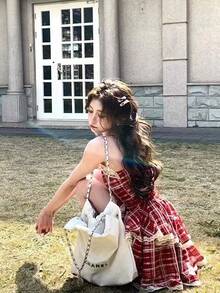 Un vestido corto de verano rojo, elegante y delicado, con diseño de encaje y volantes, que destaca por su estilo único. - Rojo - Ver 6