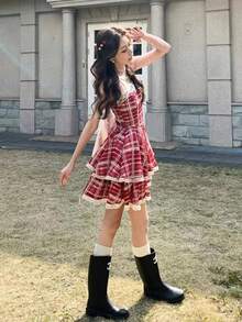 Un vestido corto de verano rojo, elegante y delicado, con diseño de encaje y volantes, que destaca por su estilo único. - Rojo - Ver 5