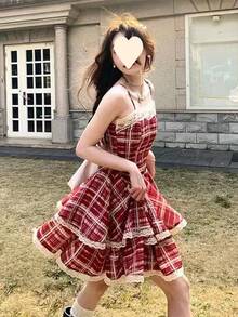 Un vestido corto de verano rojo, elegante y delicado, con diseño de encaje y volantes, que destaca por su estilo único. - Rojo - Ver 3