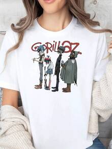 Camiseta urbana para mujer con un estampado único de banda de dibujos animados. Moderna camiseta gráfica, cómoda mezcla de algodón, top informal de verano, diseño urbano de moda para mujer. Talla extragrande. - Blanco - Ver 2