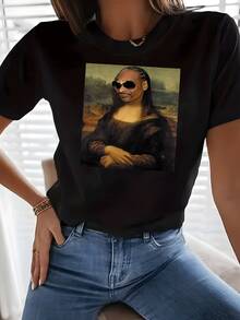 Camiseta de mujer con una parodia artística que presenta un retrato creativo de una mujer con gafas de sol y un estampado gráfico único. La tela es suave y cómoda, y está disponible en varias tallas para un look informal y elegante. Talla extragrande. - Negro - Ver 1