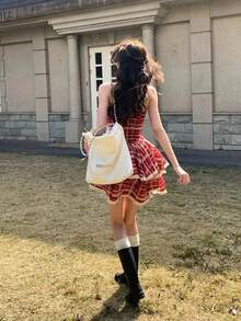 Un vestido corto de verano rojo, elegante y delicado, con diseño de encaje y volantes, que destaca por su estilo único. - Rojo - Ver 4