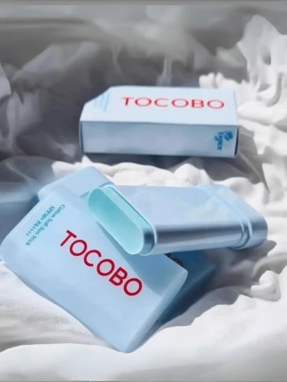 TOCO  Protector Solar en Barra Algodón Suave Stick Solar 10ML,Esta barra de protección solar química y mineral ofrece protección UV SPF 50+ PA++++. Hidrata la piel con ingredientes naturales como el extracto de flor de onagra y el aceite de semilla de jojoba. Sun Stick calma la piel y controla el exceso de sebo con AC Herb Complex