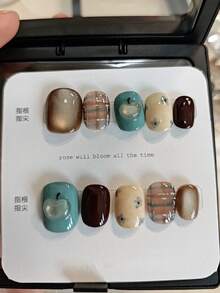 10 miếng dán móng tay hình quan tài ngắn, dập nổi, thích hợp cho mùa thu/đông, họa tiết mắt mèo bóng bẩy, thiết kế lưới bất đối xứng màu nâu, xanh lá cây và trắng được điểm xuyết bằng những bông hoa trang nhã và hình quả táo bằng nhựa, mang lại cảm giác nhẹ nhàng và cao cấp. - You Make Me Melt - Xem 1