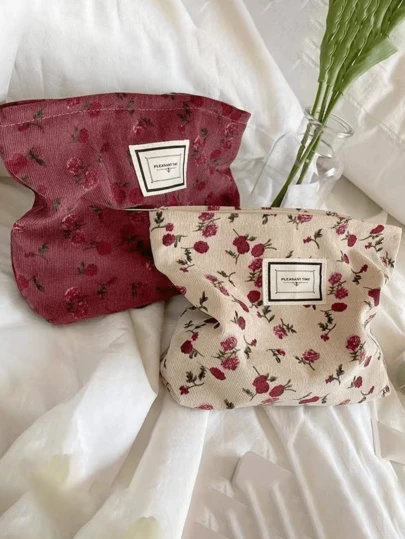 玫红色女士化妆包，米色大容量帆布化妆包，旅行洗漱包配件收纳化妆包防水，ins灯芯绒玫瑰花女士化妆包，新款小众手提包便携式洗漱用品收纳包复古简约，适合送礼和个人使用。旅行必备假日度假包上学化妆包邮轮必备女士洗漱包