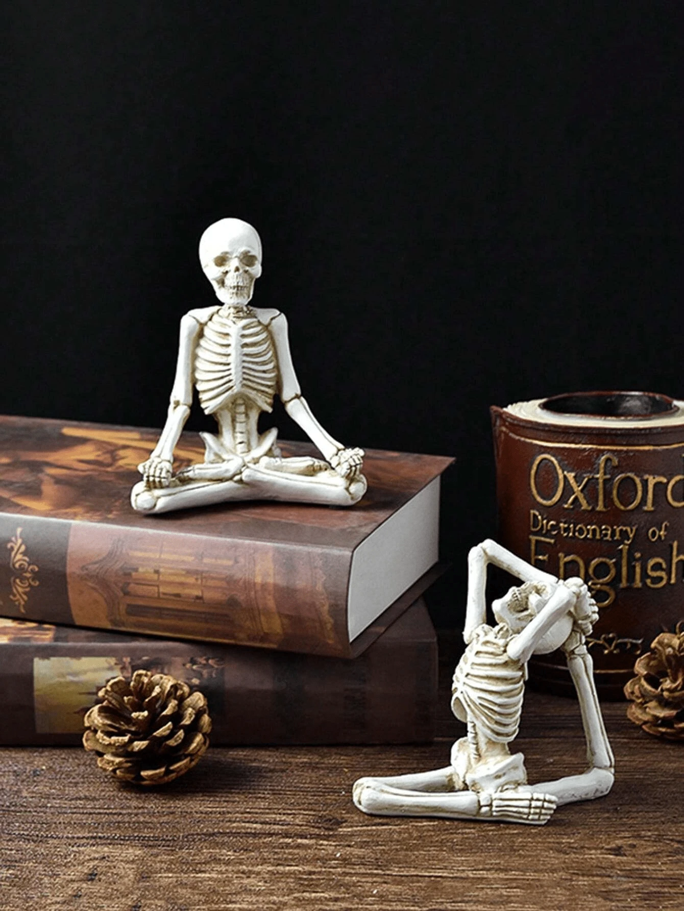 Decoración de estatua de esqueleto en posición de yoga para Halloween, modelo de esqueleto corporal de resina hecho a mano en estilo gótico, adecuado para fiestas de Halloween, cementerio, casa embrujada y decoración de escritorio - Multicolor - Ver 1