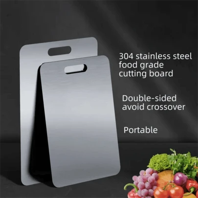 加厚304不锈钢砧板，可用于切菜、烘焙等。抗菌防霉材质，可水洗清洁。便携易挂，节省空间。双面可用，适用于切菜、切水果、切肉以及揉面。是厨房和餐饮业的理想之选。