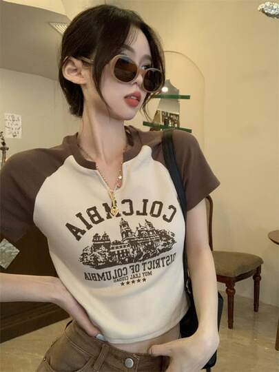 Coro de chicas guapas con estilo retro americano dulce y picante de verano. Camiseta de marca de moda para mujer con cuello en V, manga corta y corte corto, estilo estudiantil.