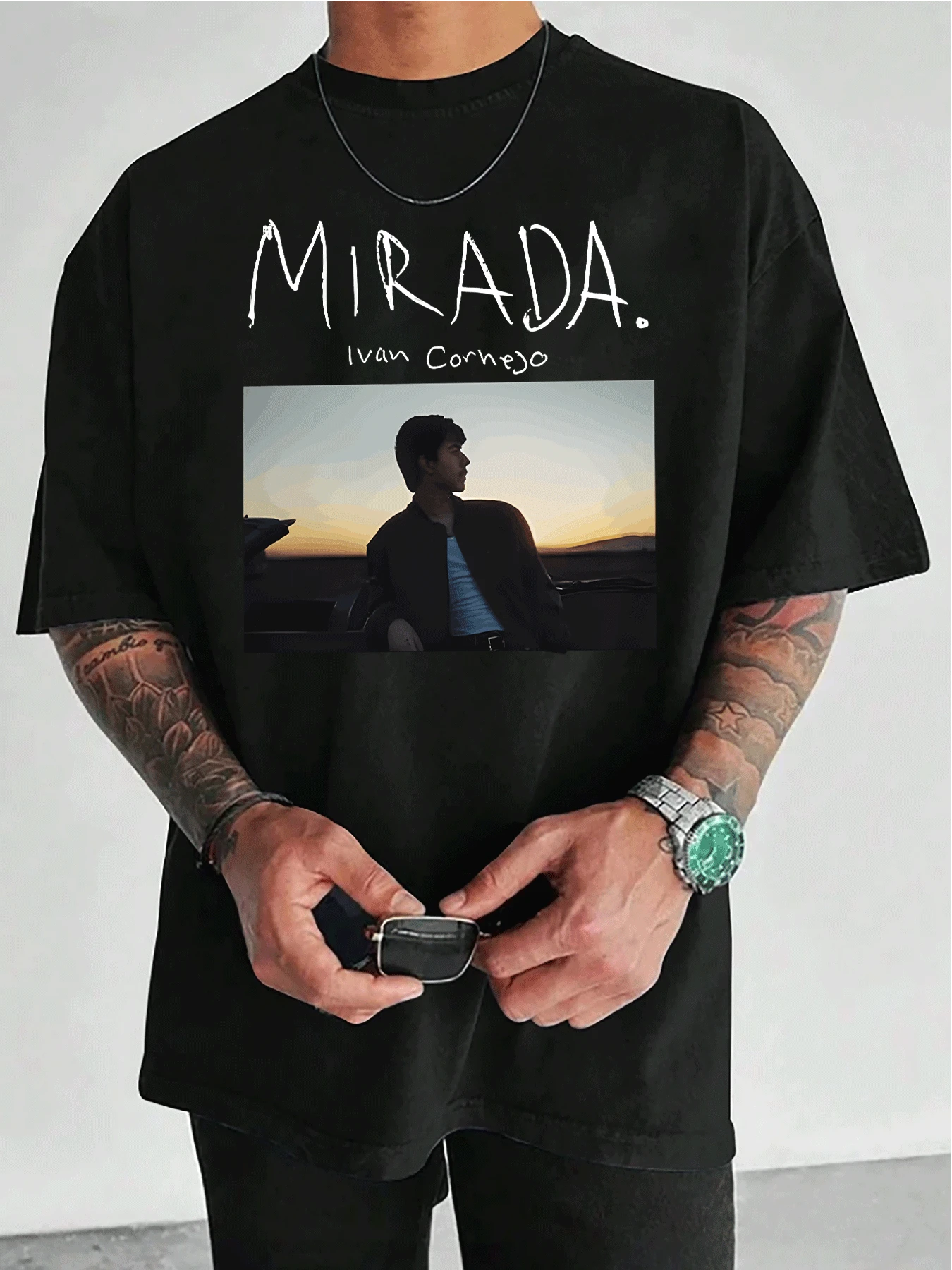 Camiseta para hombre con estampado gráfico de la gira norteamericana de Mirada Ivan Cornejo 2024, de algodón suave y transpirable con ubicaciones de conciertos y elegante merchandising de la gira para fans. - Negro - Ver 1