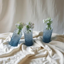 A Glass Vase With A Diamond-Shaped Gradient Blue Design, Featuring 5 White Flowers. Suitable For Minimalist Decor In Living Rooms, Dining Rooms, Study Rooms, And Bedrooms. Home Decor Room Decor Flower Vase