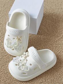 1双时尚新款女童夏季拖鞋，EVA材质，饰以3D珍珠和蝴蝶，轻盈柔软，闭趾设计，适合室内外穿着，是上学、游泳池、派对、海滩、圣诞节、旅行等场合的理想之选。