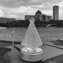 Luminária Nossa Senhora Aparecida de Vidro para Mesa Decorativo para Quarto Escritório Sala Cabaceira LGB