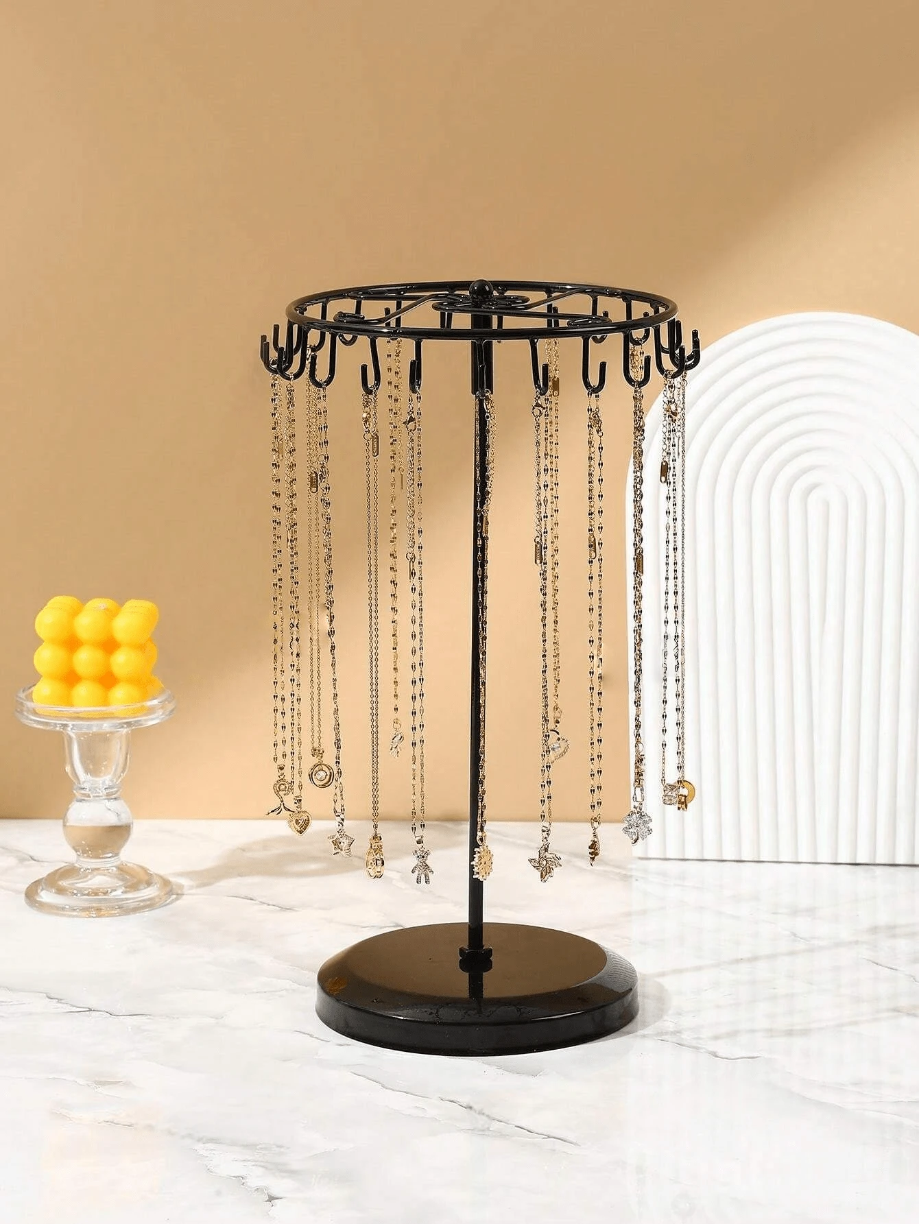 Support rotatif pour colliers, tour porte-bijoux en métal avec 23 crochets. Présentoir organisateur pour ranger et suspendre bracelets et colliers, décoration pour la maison