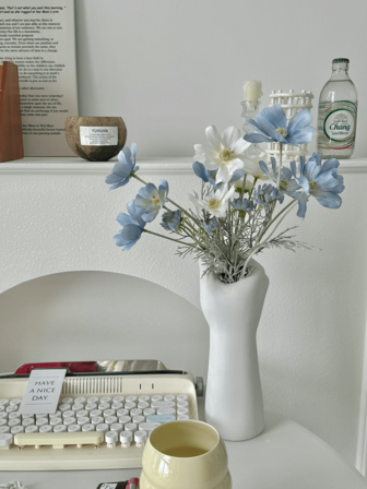 2 pezzi profumo decorativo finto di margherite bianche e blu sfumato, fiori artificiali in plastica floccata per giardino, veranda, cornice della finestra, vaso, patio, resistente ai raggi UV e non sbiadente