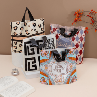 10 pièces Sacs fourre-tout cadeaux de fête, sacs en plastique pour le shopping des femmes, sacs cadeaux haut de gamme, sacs fourre-tout épais imperméables et pratiques de grande capacité, convenant pour les cadeaux de Thanksgiving, Noël, Nouvel An, mariages, courses, anniversaires, fêtes.