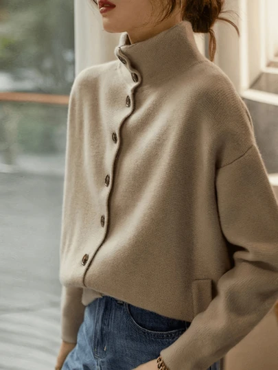 女士纯色休闲单排扣立领长袖针织开衫，优雅简约时尚毛衣外套，带口袋，通勤和日常穿着皆宜，适合春、秋、冬季穿着。