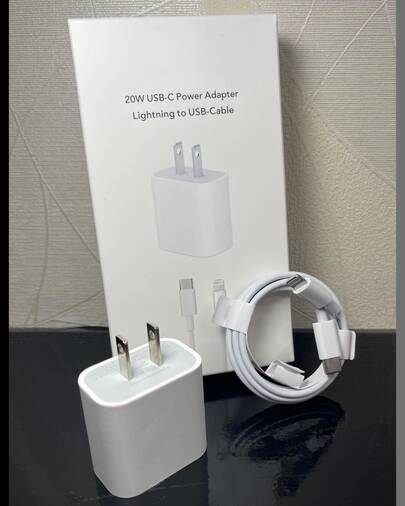 Cargador para iPhone de 20W con cable tipo C a Lightning de un metro, buena calidad, cargador rápido y confiable, accesorio esencial para última generación de Apple.
