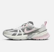 Zapatillas deportivas para mujer Nike V2K RUN, nuevos zapatos de running retro, zapatos deportivos casuales duraderos, HQ4046-001 - Gris rosado - Ver 2