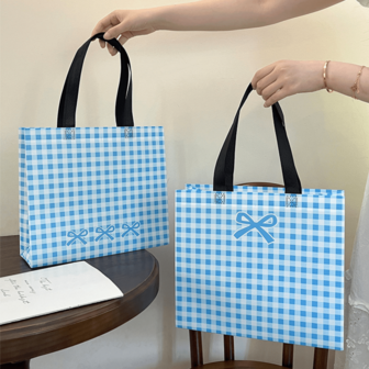 6 pièces Sacs fourre-tout cadeaux en non-tissé, sacs cadeaux de fête haut de gamme, sacs cadeaux épaissis, sacs à main portables de grande capacité avec motifs à nœuds à carreaux bleus, convenant pour les sacs fourre-tout de shopping pour femmes, Noël, Saint-Valentin, Nouvel An, mariages, sacs de shopping, sacs cadeaux d'anniversaire, sacs cadeaux de fête