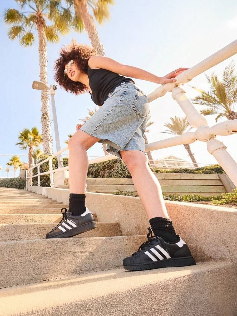 Adidas Originals Superstar II Shoes For Women, Shell-Toe Casual Activewear Sneaker For Daily Wear, Minimalist Low Top Sneaker For School And Workday Chic, Color Block Sneaker For Women's Fall Outfits, Black And White Shoe For Skate Outfits - 核心黑 / 雲白 / 核心黑 - 查看 1