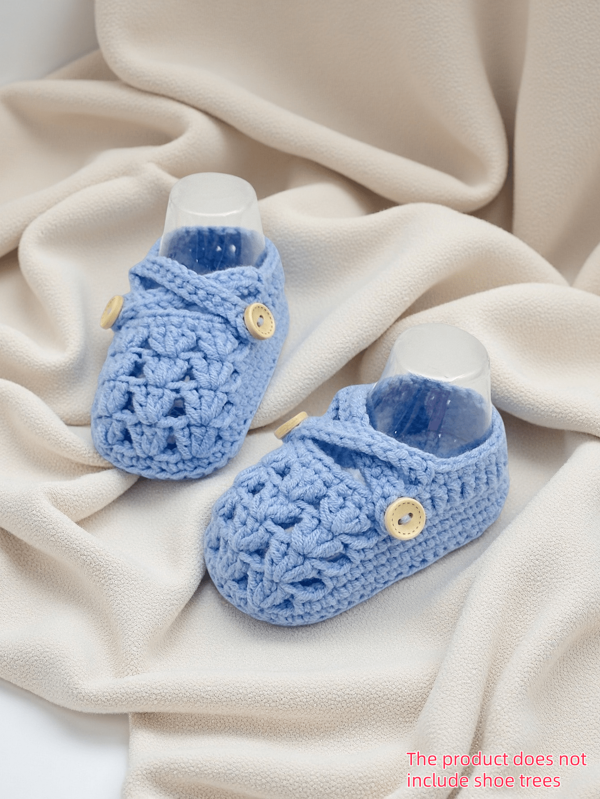 1 paar handgemaakte gehaakte babyschoentjes, lichtpaars met knoopjes, babymaat