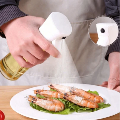 这款PP材质的喷油瓶适用于盛装各种液体，可用于户外烧烤、烧烤架、低脂食品、沙拉、厨房、空气炸锅和露营。它轻巧便携，适合女性使用，方便家用烧烤、喷洒、分装和补充。