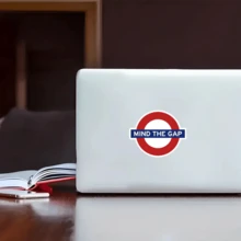 [Mind The Gap 贴纸] 伦敦地铁乙烯基贴纸，哑光饰面，可重复使用，不对称形状，自粘，适用于木材、塑料、玻璃、金属、陶瓷表面，旅行纪念品礼物，Mind The Gap - 彩色 - 查看 7