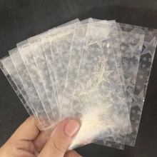 Vorinclex 100张65x90mm全息箔卡套，星形/心形/石英图案，彩虹闪粉，可重复密封，适用于偶像照片、OPCG/PTCG/集换式卡牌、珠宝/收藏照片袋，透明/蓝色单面卡套，0.09mm厚，高品质 - 彩色 - 查看 9