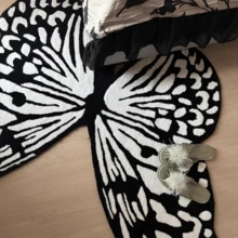 1 pièce Tapis décoratif asymétrique avec motif de papillon noir et blanc de bande dessinée intéressant, design créatif moderne et amusant en fausse laine lavable. Convient pour le salon, la chambre, le balcon, la terrasse, l'intérieur et l'extérieur, la salle de jeux, le tapis de chevet pour garçons et filles, décoration d'intérieur