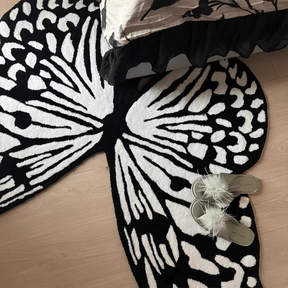 1 pièce Tapis décoratif asymétrique avec motif de papillon noir et blanc de bande dessinée intéressant, design créatif moderne et amusant en fausse laine lavable. Convient pour le salon, la chambre, le balcon, la terrasse, l'intérieur et l'extérieur, la salle de jeux, le tapis de chevet pour garçons et filles, décoration d'intérieur