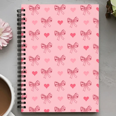 粉红丝带和心形螺旋笔记本 - 13.97x21.08 厘米精装学院风横格日记本，优雅的设计，适合办公室、学校、日记本 - 送给女性、教师、学生的完美礼物，可爱的笔记本和日记本，办公室日记本，迷人的日记本，耐用的封面，写作日记本，创意作家，学校用品，光滑的页面，学生用品