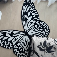 1 pièce Tapis décoratif asymétrique avec motif de papillon noir et blanc de bande dessinée intéressant, design créatif moderne et amusant en fausse laine lavable. Convient pour le salon, la chambre, le balcon, la terrasse, l'intérieur et l'extérieur, la salle de jeux, le tapis de chevet pour garçons et filles, décoration d'intérieur