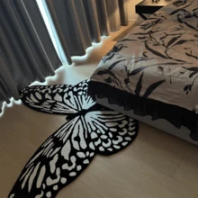 1 pièce Tapis décoratif asymétrique avec motif de papillon noir et blanc de bande dessinée intéressant, design créatif moderne et amusant en fausse laine lavable. Convient pour le salon, la chambre, le balcon, la terrasse, l'intérieur et l'extérieur, la salle de jeux, le tapis de chevet pour garçons et filles, décoration d'intérieur