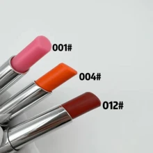 Set de bálsamo labial Dior Addict Lip Glow 3 piezas hidratante y voluminizador labios brillo natural cuidado labial acabado luminoso maquillaje hidratación protección UV presentación premium moda cosmética viaje compacto elegante regalo mujer producto exclusivo experiencia belleza - 001.004.012 - Ver 3