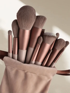 13 piezas Juego de brochas de maquillaje suaves y esponjosas, herramientas profesionales de cosmética para base, polvos, sombras de ojos y mezcla, con bolsa, esponja de maquillaje, regalo de belleza para principiantes en maquillaje, color marrón aleatorio, herramientas de maquillaje con fibra suave para fácil transporte
