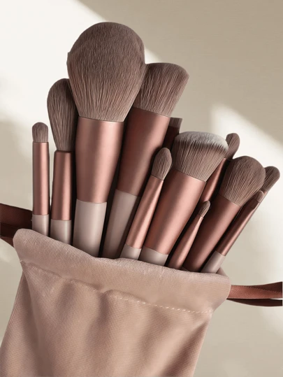 13 piezas Juego de brochas de maquillaje suaves y esponjosas, profesionales para base, polvos, sombras de ojos y mezcla. Herramientas de belleza con bolsa, esponja de maquillaje y regalo ideal para principiantes en maquillaje. Colores aleatorios en marrón, herramientas de maquillaje con fibra suave para fácil transporte.