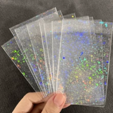 Vorinclex 100张65x90mm全息箔卡套，星形/心形/石英图案，彩虹闪粉，可重复密封，适用于偶像照片、OPCG/PTCG/集换式卡牌、珠宝/收藏照片袋，透明/蓝色单面卡套，0.09mm厚，高品质 - 彩色 - 查看 10