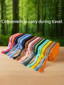 1个双色心形硅胶收纳袋，可收纳硬币、银行卡、钥匙、数据线、耳机、口红等物品，耐磨、柔软、抗撕裂，小巧便捷，容量大，硅胶材质，触感舒适，也可用于收纳美容化妆工具。此外，它还可用作化妆包、梳妆包、洗漱包或化妆品包。