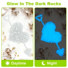 万圣节走道装饰夜光石,夜光石花园鹅卵石,白天像神秘信使一样吸收光线,晚上像梦幻精灵一样闪耀,适用于走道车道庭院草鱼缸大袋、池塘、小路、庭院、万圣节走道、户外小巷和庭院砾石 - 白色 - 查看 11
